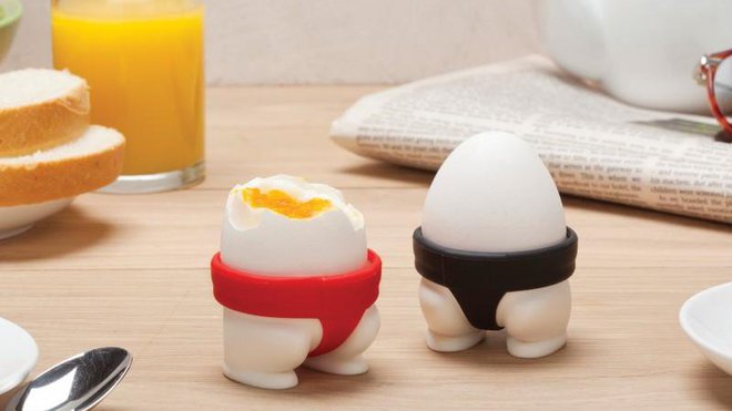 Pour les enfants toujours, Shahar Peleg signe ce drôle de coquetier, librement inspiré du « Sumo ». De quoi démarrer la journée du bon pied... Lorsque Bernadette souhaite faire un œuf à la coque à Jacques ! PA Design, 13 €.