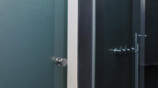 La modernité des matériaux (verre de la porte et béton de la douche) et des équipements comme les poignées de portes et la robinetterie se répondent. La modernité des matériaux (verre de la porte et béton de la douche) et des équipements comme les poignées de portes et la robinetterie se répondent.