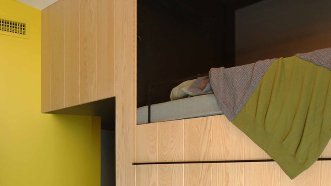 La chambre des enfants est structurée par des lits réalisés sur mesure en frêne. Superposés, façon cabine de bateau, ils s’associent à un mur jaune qui fait écho à l’une des teintes dominantes du vitrail. La chambre des enfants est structurée par des lits réalisés sur mesure en frêne. Superposés, façon cabine de bateau, ils s’associent à un mur jaune qui fait écho à l’une des teintes dominantes du vitrail.