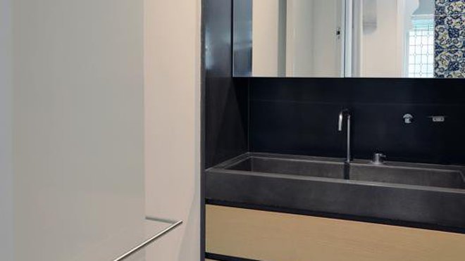 Dans la salle de bains, une vasque en béton cohabite avec une faïence à l’ancienne dans une harmonie de tons de bleus. Dans la salle de bains, une vasque en béton cohabite avec une faïence à l’ancienne dans une harmonie de tons de bleus.