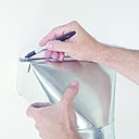 Etape 1 : Ici, nous avons  décidé d’acheminer le conduit d’aération à travers un mur extérieur. Il peut s’avérer plus facile de le faire passer par la toiture. Marquez la surface que vous devez dégager au-dessus de votre cuisinière. Utilisez le modèle fourni avec votre extracteur, si tel est le cas. Sinon, placez votre extracteur à l’endroit du mur à même le mur, sans oublier la découpe prévue pour l’aération.