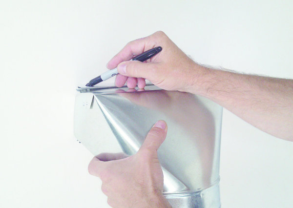 Etape 1 : Ici, nous avons  décidé d’acheminer le conduit d’aération à travers un mur extérieur. Il peut s’avérer plus facile de le faire passer par la toiture. Marquez la surface que vous devez dégager au-dessus de votre cuisinière. Utilisez le modèle fourni avec votre extracteur, si tel est le cas. Sinon, placez votre extracteur à l’endroit du mur à même le mur, sans oublier la découpe prévue pour l’aération.