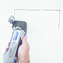 Etape 2 : Ensuite, coupez autour de la surface que vous venez de tracer avec un outil Multi-Max et une lame de scie pour bois et plâtre MM450. Après cette opération, retirez la section de plâtre et l’isolation que vous venez de découper pour exposer le mur extérieur. Attention, toute manipulation de matériaux d’isolation doit s’effectuer avec une extrême prudence. N’hésitez pas à demander de l’aide si vous avez des questions relatives aux mesures de prévention.