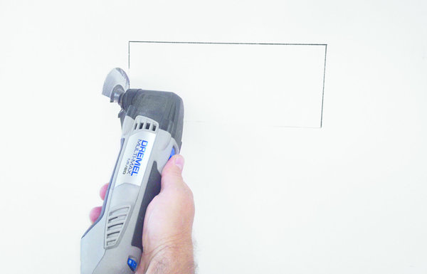 Etape 2 : Ensuite, coupez autour de la surface que vous venez de tracer avec un outil Multi-Max et une lame de scie pour bois et plâtre MM450. Après cette opération, retirez la section de plâtre et l’isolation que vous venez de découper pour exposer le mur extérieur. Attention, toute manipulation de matériaux d’isolation doit s’effectuer avec une extrême prudence. N’hésitez pas à demander de l’aide si vous avez des questions relatives aux mesures de prévention.