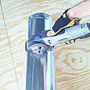 Etape 4 : Mesurez la longueur du tuyau d’aération requise pour votre installation. Vous devrez éventuellement le couper à la longueur voulue. Rien de plus simple avec un Dremel DSM20 doté du disque à tronçonner pour métal DSM510. Tracez un repère pour la longueur à couper, et procédez lentement avec l’outil à travers le matériau.