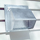 Etape 5 : L’orifice de l’aération maintenant terminé, achevez d’installer l’équipement et l’extracteur. Posez des bandes d’étanchéité et du mastic à l’extérieur de l’aération conte l’humidité.