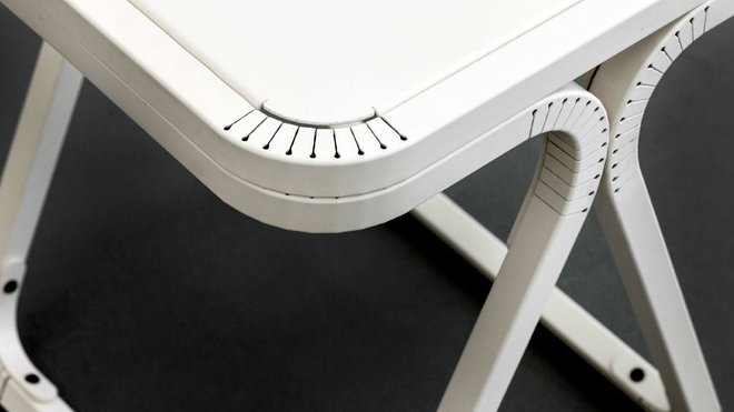 Les encoches découpées au laser dans le tube de métal permettent de le cintrer sans effort et dans une courbure prédéfinie. Les encoches découpées au laser dans le tube de métal permettent de le cintrer sans effort et dans une courbure prédéfinie.