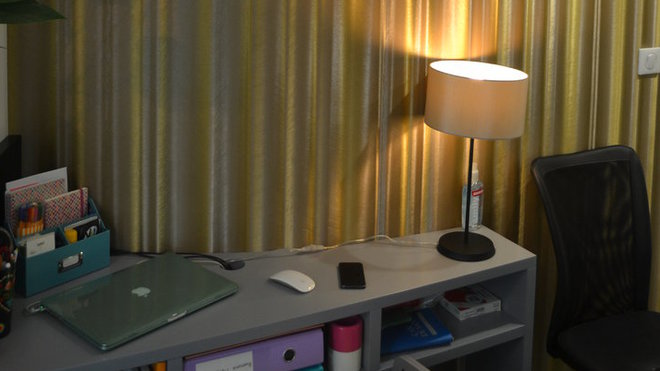 Les lignes du bureau en courbe suivent celles du mur habillé d’un papier à effet trompe-l’œil, imitant un effet de rideau dans une ambiance théâtrale.