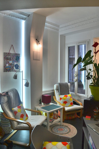 La colonne d’évacuation des eaux, habillée d’un coffrage peint, se fond dans le décor.