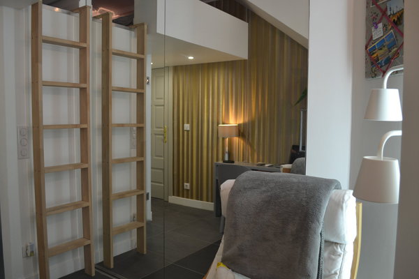 Le papier-peint habille l’espace avec beaucoup d’élégance et lui offre une touche de sophistication.