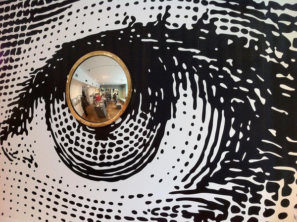 Moment fort de l’exposition, cet œil impressionnant, sublimé par un miroir de sorcière, pièce chère au touche-à-tout de génie qu’était Piero Fornasetti.