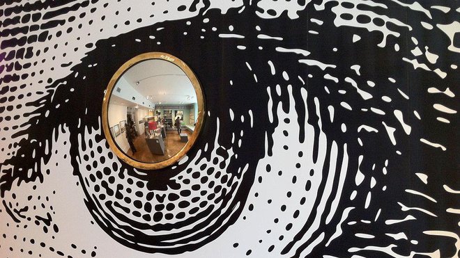 Moment fort de l’exposition, cet œil impressionnant, sublimé par un miroir de sorcière, pièce chère au touche-à-tout de génie qu’était Piero Fornasetti. Moment fort de l’exposition, cet œil impressionnant, sublimé par un miroir de sorcière, pièce chère au touche-à-tout de génie qu’était Piero Fornasetti.