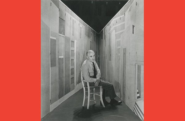 Portrait du créateur, peintre, décorateur, imprimeur, éditeur, collectionneur et marchand, Piero Fornasetti,  immortalisé dans les années 1960.