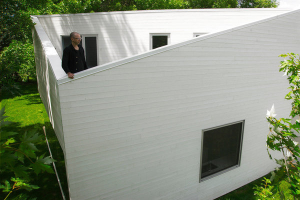 Sur la terrasse à l’étage, on se retrouve en immersion dans la nature, bien protégé par les murs bardés de bois.