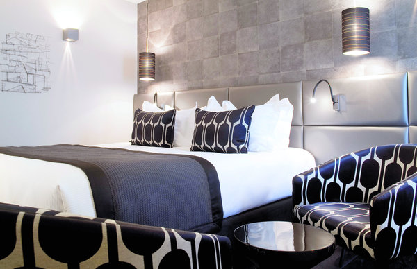 Ambiance presque Art Déco très urbaine des chambres Grey Argent t à l'atmosphère sophistiquée avec deux gris précieux argent et bis qui se marient avec un noir profond.