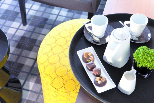 Chocolats fins et mendiants pour escorter une pause café raffinée.