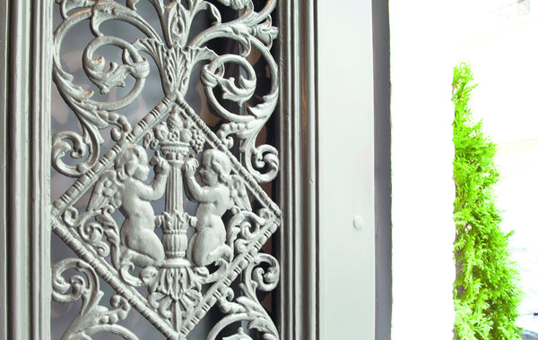 Même les angelots  des ferronneries extérieures anciennes ont été repeintes en gris.