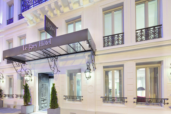 Une façade haussmannienne classique modernisée par une marquise contemporaine, bien entendu grise.