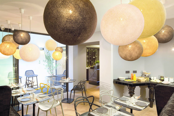 La salle des petits déjeuners avec des fauteuils signés Philippe Starck pour Kartell.