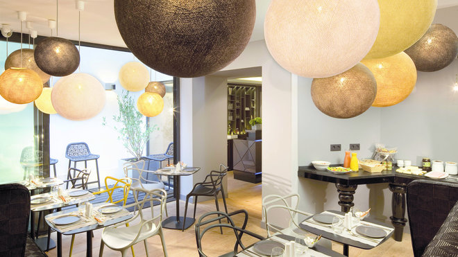 La salle des petits déjeuners avec des fauteuils signés Philippe Starck pour Kartell. La salle des petits déjeuners avec des fauteuils signés Philippe Starck pour Kartell.