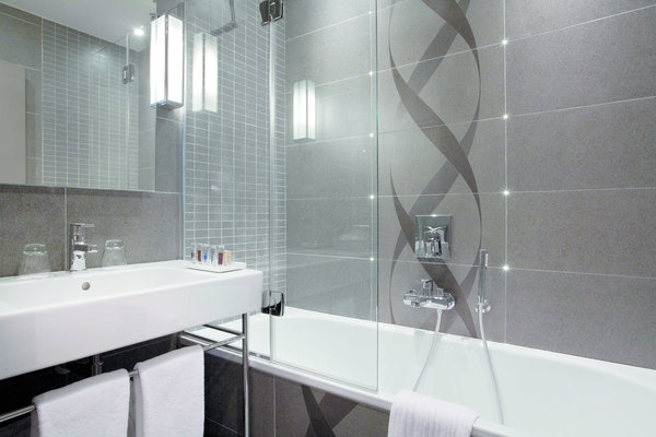 Lignes simples pour des salles de bains efficaces.