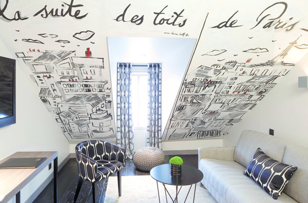 La grande et unique suite sous les toits ornée d'une fresque évoquant les toits de Paris signée Hervé Half.