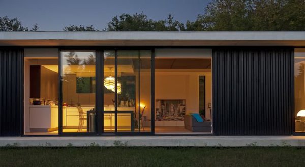 La maison totalise une surface de 60 m² de baies coulissantes en aluminium Soleal (chez Technal) sur une hauteur de 2,90 m.