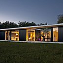 La façade sud ouverte est rythmée par des pleins et des creux, des parties vitrées et opaques.