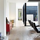 Le couloir latéral, après le patio, dessert la partie nuit située au nord.