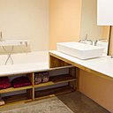 La salle de bains des enfants  joue la dualité bois et Corian®.