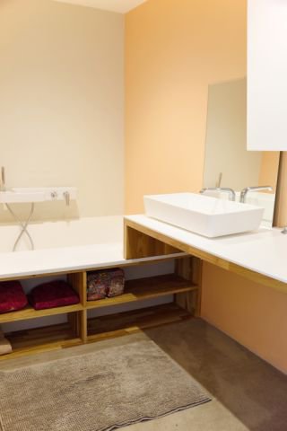 La salle de bains des enfants  joue la dualité bois et Corian®.