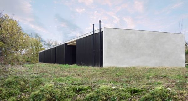 Côté rue, la maison change et se replie sur elle-même pour conserver l’intimité des espaces de nuit.