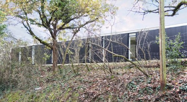 La façade nord est fermée, entièrement revêtue d’acier noir, et seulement percée de quelques meurtrières.