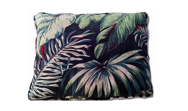 Un thème récurant dans les tissus de la décoratrice, la végétation exotique. Coussin feuillage création Madeleine Castaing