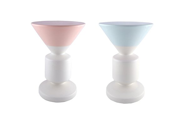 Marshmallow. Fabriqué de façon artisanale, ce guéridon ou tabouret en céramique est teinté de deux couches de couleurs émaillées transparentes. « Waterline » design Cédric Ragot, H. 37 cm D. 48 cm, 400 €, Roche Bobois.