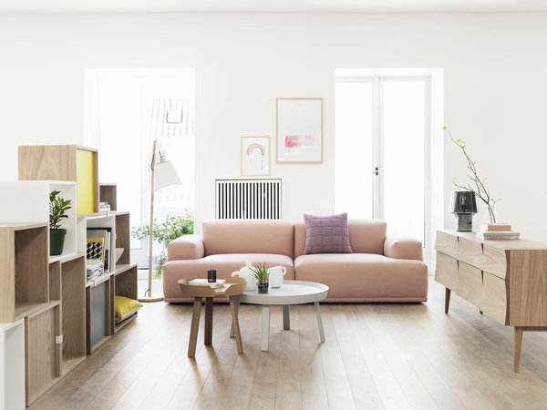 Scandinave. Dans un écrin de bois brut, place au cocooning avec une assise tout confort qui prend ses aises ! Canapé deux places « Rest » existe en 6 coloris, 200 x 92 x H.72 cm, 3290 € Muuto chez Made in design.