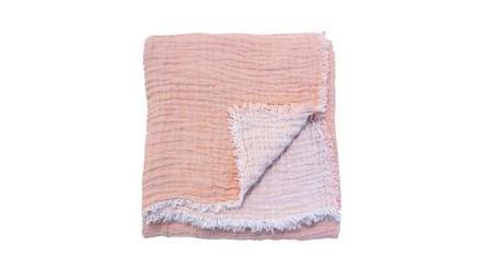 Make up. Matière naturelle et moelleuse pour ce plaid d’été au coloris poudré, en lin gaufré lavable en machine, 160 x 220 cm, 148 €, Le Monde sauvage.