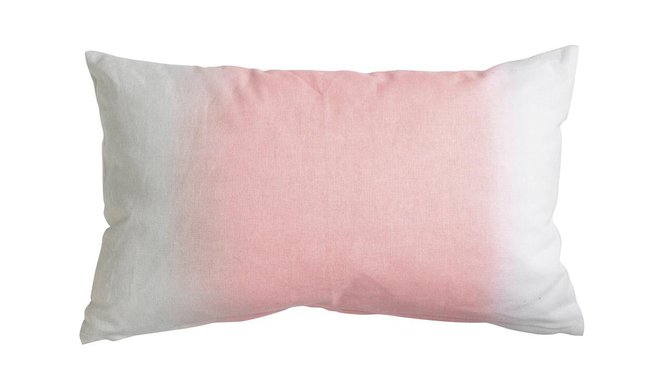 Nuancé. Un coussin tie and dye qui sera le compagnon idéal du canapé. À marier avec d’autres imprimés ! Coussin en coton «Subtil », 12,99 €, Fly. Nuancé. Un coussin tie and dye qui sera le compagnon idéal du canapé. À marier avec d’autres imprimés ! Coussin en coton «Subtil », 12,99 €, Fly.