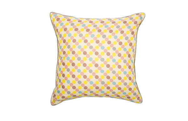 À pois. Jolie finition pour ce coussin soyeux bordé d’un passepoil et déhoussable, « Zabuton » 50 x 50 cm, 84 €, Le Monde Sauvage.