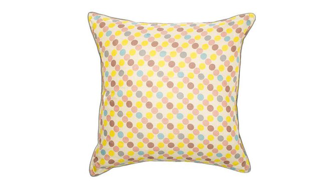 À pois. Jolie finition pour ce coussin soyeux bordé d’un passepoil et déhoussable, « Zabuton » 50 x 50 cm, 84 €, Le Monde Sauvage. À pois. Jolie finition pour ce coussin soyeux bordé d’un passepoil et déhoussable, « Zabuton » 50 x 50 cm, 84 €, Le Monde Sauvage.