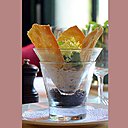 Une entrée raffinée à déguster sur une table de la grande salle. Une entrée raffinée à déguster sur une table de la grande salle.