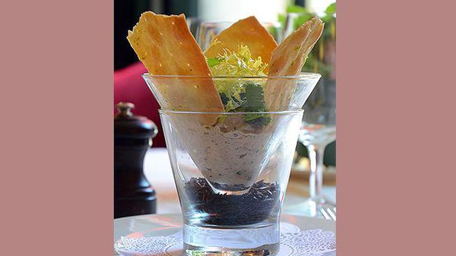 Une entrée raffinée à déguster sur une table de la grande salle. Une entrée raffinée à déguster sur une table de la grande salle.