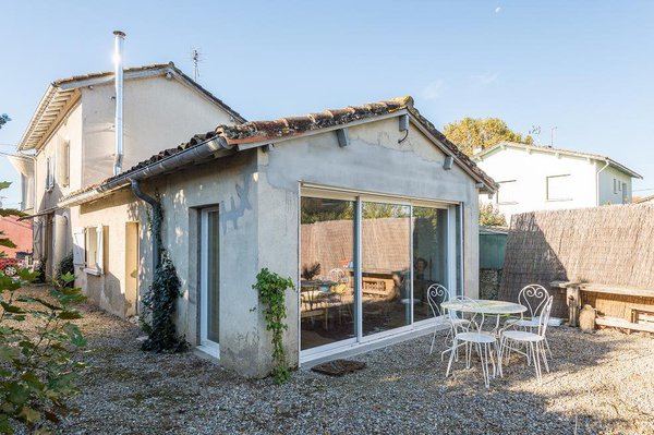 Avant : la façade a subi les outrages du temps et des intempéries ; elle est devenue sale, fissurée par endroits et nécessite en urgence une bonne rénovation.