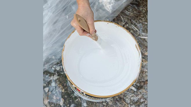 Etape 11 : mélanger la peinture avec une baguette large pour rendre la peinture pour façade parfaitement homogène.