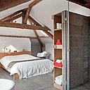 La douche est tapissée avec une pierre brune tunisienne de Foussana.