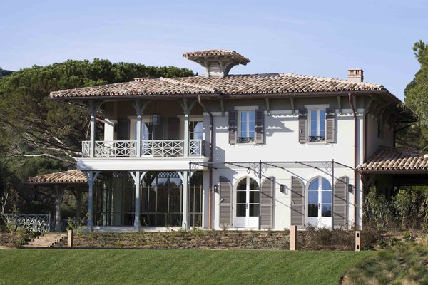Cette villa, située à Ramatuelle et rénovée sans ostentation, affiche une nouvelle façade aux ouvertures re-proportionnées (34 menuiseries de la gamme Estibelle, entièrement fabriquées sur mesure dans l’usine Atulam de Jarnages, en Creuse) La véranda qui dessine un repli dans la façade et la terrasse du premier niveau, accompagnant la chambre principale, donnent du relief à l’ensemble.