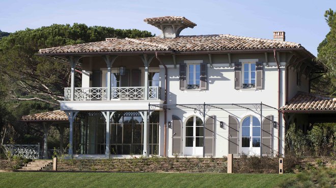 Cette villa, située à Ramatuelle et rénovée sans ostentation, affiche une nouvelle façade aux ouvertures re-proportionnées (34 menuiseries de la gamme Estibelle, entièrement fabriquées sur mesure dans l’usine Atulam de Jarnages, en Creuse) La véranda qui dessine un repli dans la façade et la terrasse du premier niveau, accompagnant la chambre principale, donnent du relief à l’ensemble.