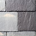 Avant/après : le fait de passer au rouleau un couche d’imperméabilisation renforce le revêtement de votre toiture en le rendant étanche.