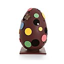 Œuf  So Pop mesure 22 cm, il est parsemé de pastilles de chocolat de couleur, et remplis de petits œufs en chocolats délicieux.