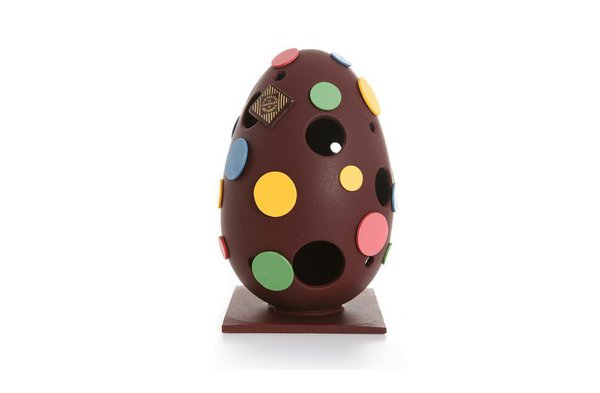 Œuf  So Pop mesure 22 cm, il est parsemé de pastilles de chocolat de couleur, et remplis de petits œufs en chocolats délicieux.